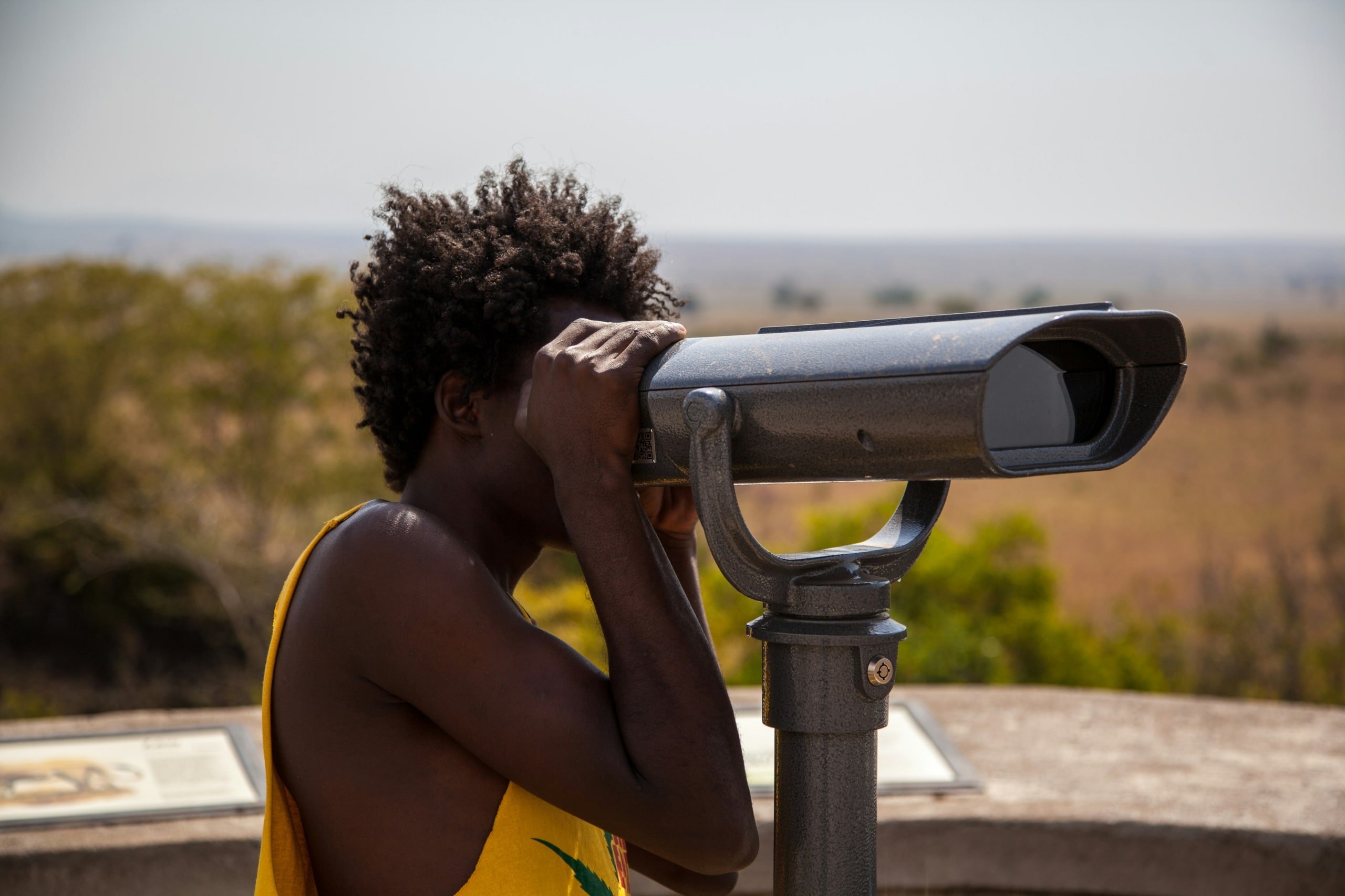 Personne utilisant un télescope dans la nature